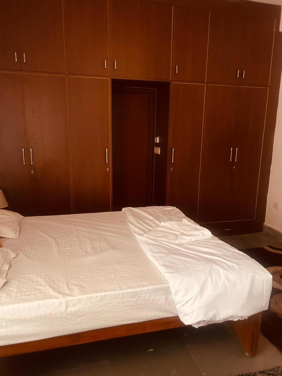 The English Gaon 4 Bhk ボーパール エクステリア 写真